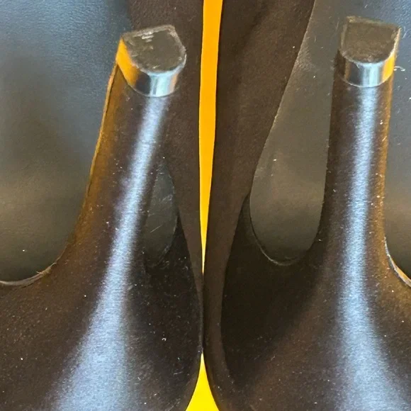 Nine West Black Pumps with Pearl Embellishments - Picture 4 of 13